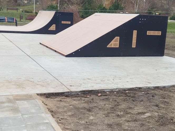 Skate Park Starachowice. Większość urządzeń już zamontowano