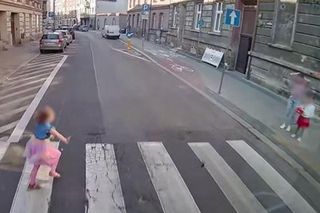 Bytom: dziecko wbiegło na czerwonym świetle przed autobus