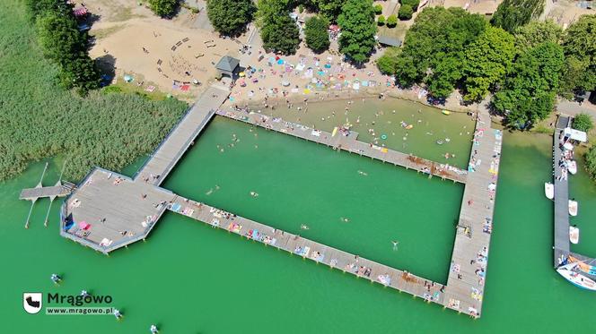 Ogromny pomost i piaszczysta plaża. To miejsce na Mazurach przyciąga tłumy turystów. Zobacz zdjęcia