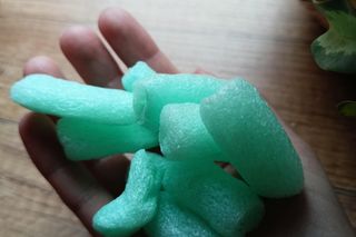 Zobacz, z czego tak naprawdę wytwarza się wypełniacze do paczek. Będziesz zaskoczony!