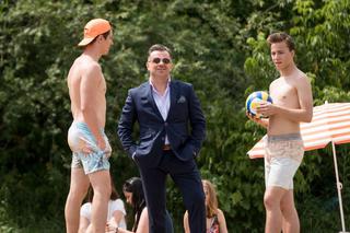 Barwy szczęścia odc. 1960. Justin (Jasper Sołtysiewicz), Leon (Rafał Szałajko), Kajtek (Jakub Dmochowski)