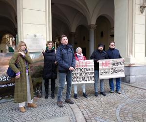 Wraca temat sprzedaży działki przy stadionie Tarczyński Arena. Ekolodzy protestują [ZDJĘCIA]