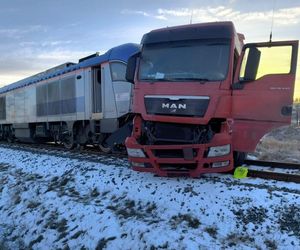 Tir zderzył się z pociągiem. Trasa kolejowa Ełk-Białystok zablokowana