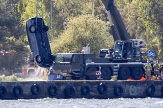 Akcja wydobycia samochodu z Kanału Piastowskiego w Świnoujściu