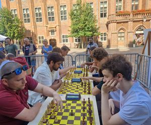 Szachiści opanowali centrum Torunia. Turniej błyskawiczny na Rynku Staromiejskim