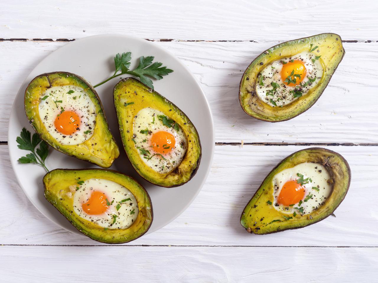 Przepis na zapiekane awokado z jajkiem przepiórczym