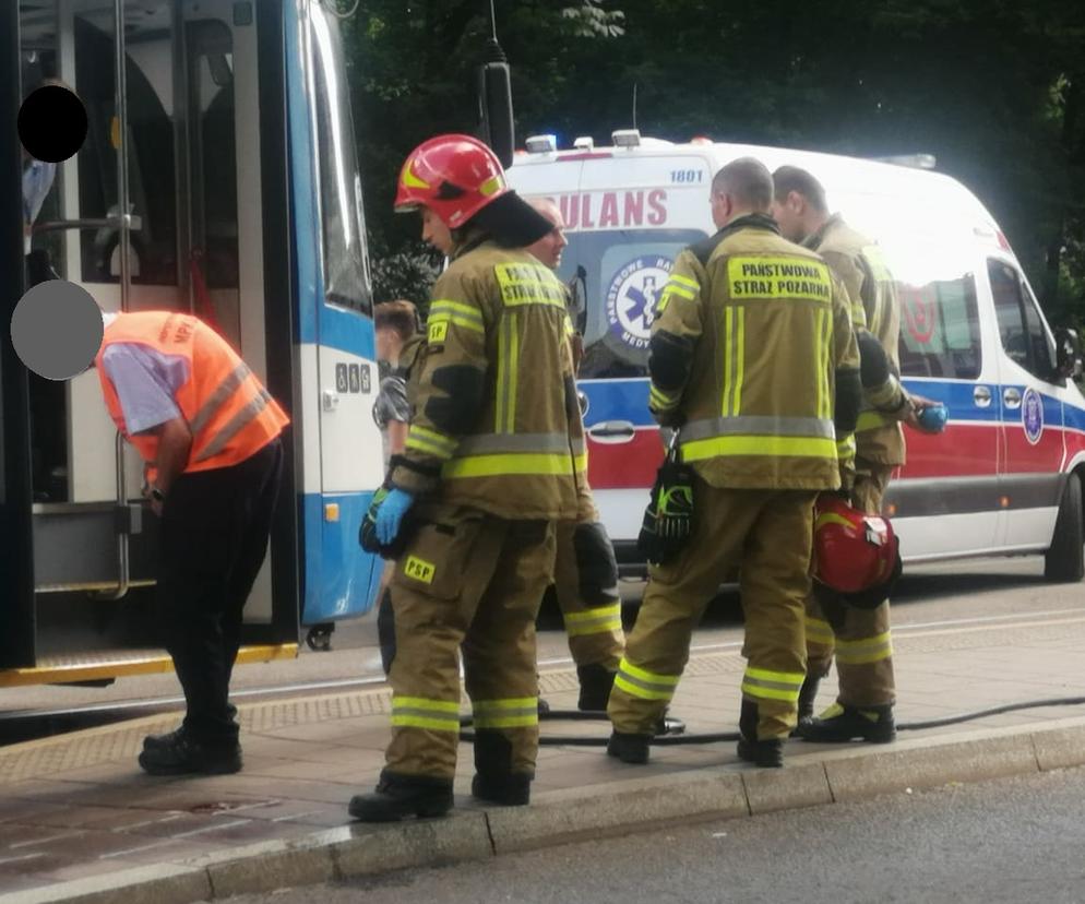 Kobieta wpadła pod tramwaj. Dramatyczny wypadek w centrum Krakowa