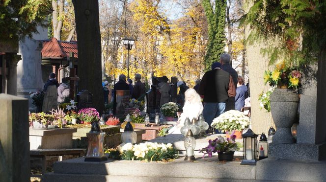 1 listopada na cmentarzu przy ul. Lipowej w Lublinie. Mieszkańcy odwiedzają groby swoich bliskich