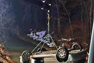 Trzciana. Osobówka wpadła do przydrożnego potoku. Kierowcę w ciężkim stanie przewieziono do szpitala