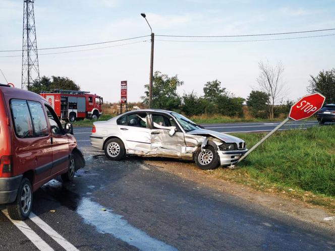 Poważny wypadek w Osięcinach. Chwila nieuwagi kierowcy BMW i 3 osoby w szpitalu