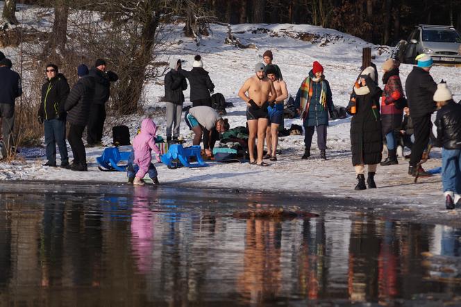 Lodowata woda im niestraszna! Za nami kolejne morsowanie w Pieckach pod Bydgoszczą