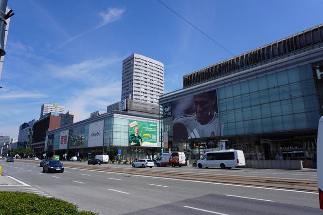 Nie udało się jedynie określić lokalizacji perfumerii przedstawionej w czołówce (są tam Alina i Danka). Ale być może był to punkt znajdujący się w tzw. Ścianie Wschodniej poprowadzonej wzdłuż ulicy Marszałkowskiej