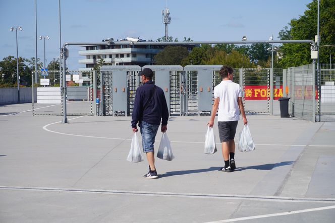 Pożegnianie Murawy na Chorten Arenie. Jagiellonia Białystok rozdaje boisko swoim kibicom