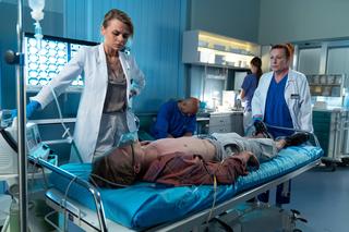 Na dobre i na złe odc. 862. Rafał Konica (Robert Koszucki), Jaś (Mateusz Bożek), Agata Woźnicka (Emilia Komarnicka-Klynstra), Ziemiańska (Renata Berger)