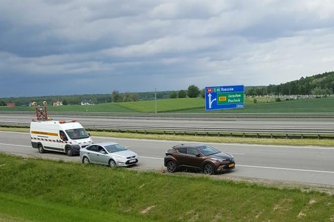 Podkarpacie: Zaparkował toyotę na poboczu autostrady i uciekł. Samochód był kradziony