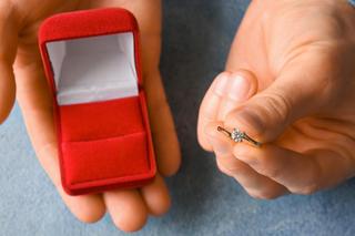 Dostałaś taki pierścionek zaręczynowy? Prawnik ostrzega: Kobieto, nie przyjmuj zaręczyn