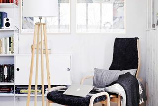 Lampa podłogowa z białym kloszem w skandynawskim salonie
