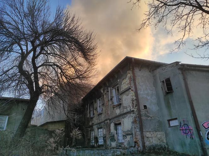 Pożar w Lublinie. Płonie kamienica przy Wesołej. Trudna akcja strażaków [ZDJĘCIA]
