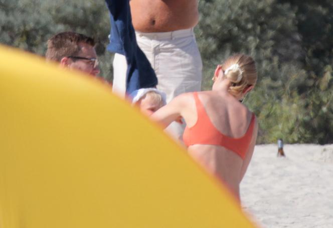Kasia Tusk w bikini na plaży z rodziną