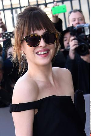 50 Twarzy Greya: Dakota Johnson w Paryżu seksowna, kobieca i szczęśliwa! Wyglądała bosko! ZDJĘCIA