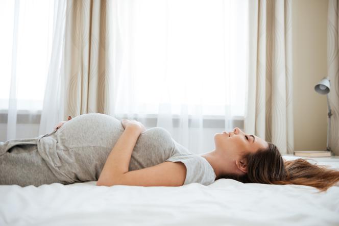 Dlaczego uważa się, że spanie na plecach w ciąży nie jest dobre? 