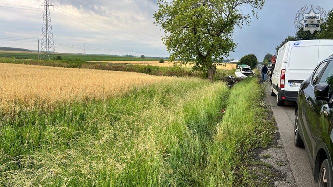 Pyskowice. Nie żyje młody kierowca. Z opla niewiele zostało, wskazówka na liczniku zatrzymała się na 160 km/h