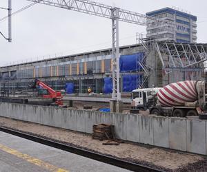 Postępują prace nad konstrukcją budynku Dworca Głównego w Olsztynie. Perony niemal na ukończeniu [ZDJĘCIA]