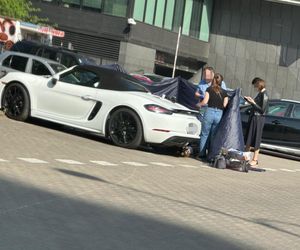  Makabra na Ochocie. Zwłoki w luksusowym białym Porsche. Na miejscu prokurator