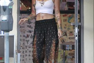 Tatuaże między piersiami