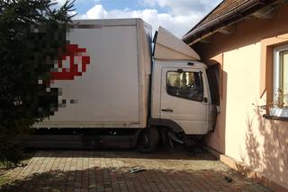Małopolska: Pechowy wtorek na drogach. Ciężarówka zaparkowała w domu, seicento na przystanku [ZDJĘCIA]