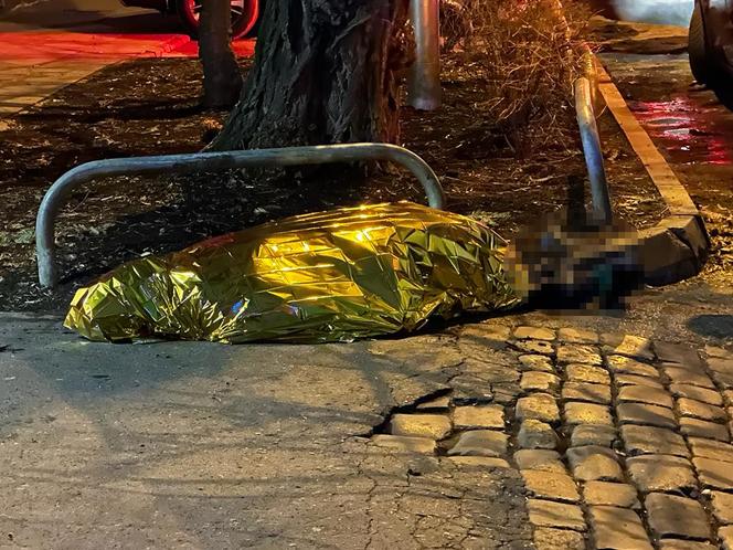 Makabra na Mokotowie. Zwłoki 60-letniego mężczyzny leżały na środku chodnika  