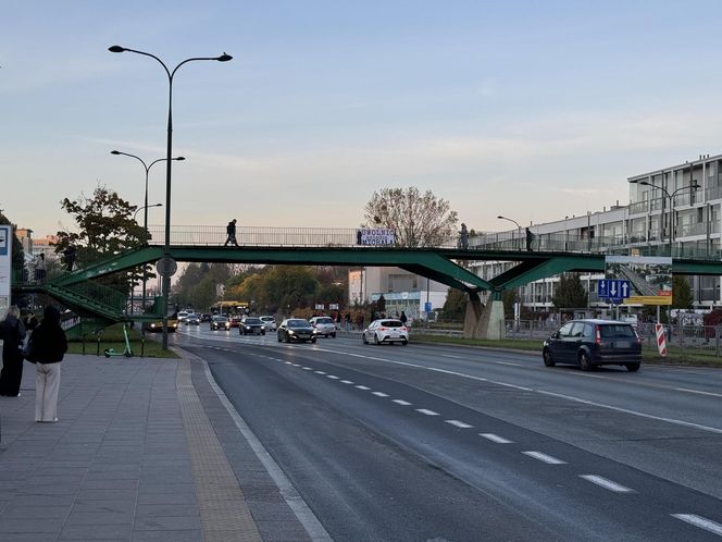 Banery na kładkach w Warszawie. "Uwolnić księdza Michała"