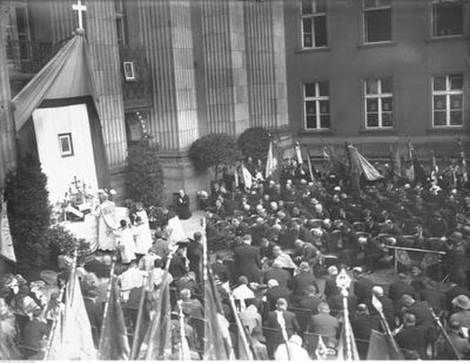 Uroczystości 3 Maja na starych fotografiach. Wielkie defilady i piękne stroje! [ZDJĘCIA]