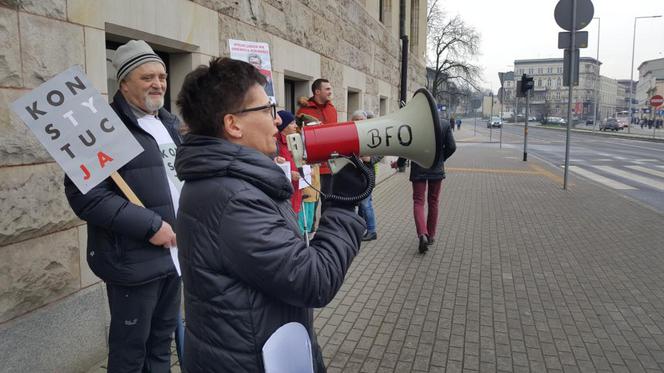 Protest przed sądem w Bydgoszczy. „Stoimy murem za niezawisłymi sędziami” 