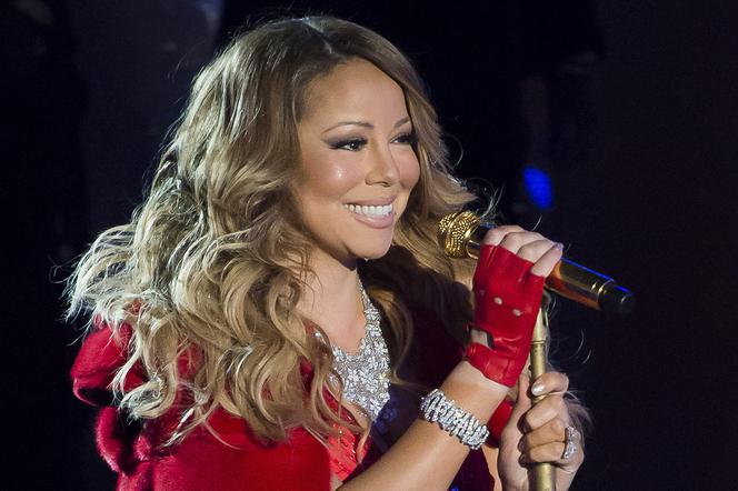 Mariah Carey wypoczywa w narciarskim kurorcie i cała w złocie świętuje sukces