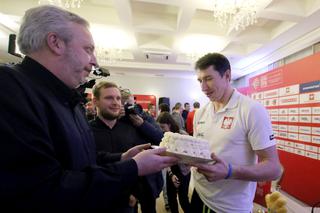 Sławomir Szmal dostał tort od Super Expressu: Niech Euro 2016 będzie dla Ciebie tak słodkie