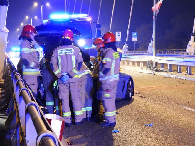 Sportowy mercedes warty 1,5 miliona roztrzaskany na moście Świętokrzyskim