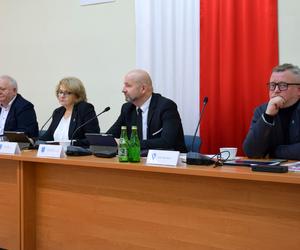 UPS! Wpadka na sesji Rady Powiatu w Starachowicach. Radny zapomniał wyłączyć mikrofon – wszystko się nagrało