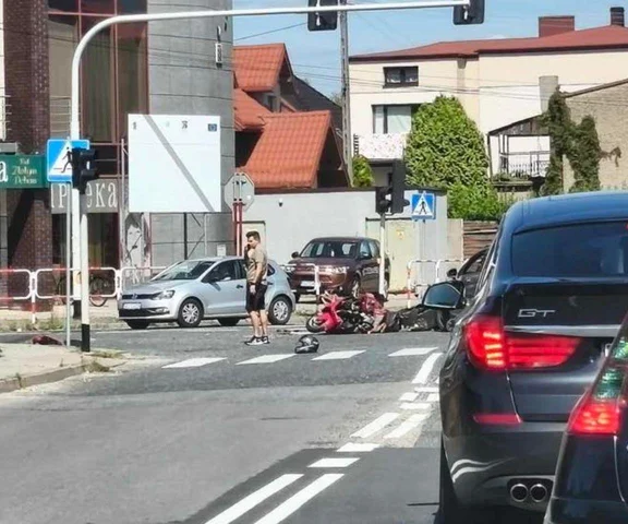 Zderzenie motocykla z samochodem. Drogi zablokowane