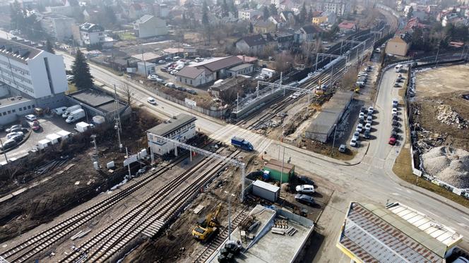 Kraków: zamknięcie przejazdu kolejowego na ul. Fredry. Utrudnienia dla kierowców, zmiany w komunikacji