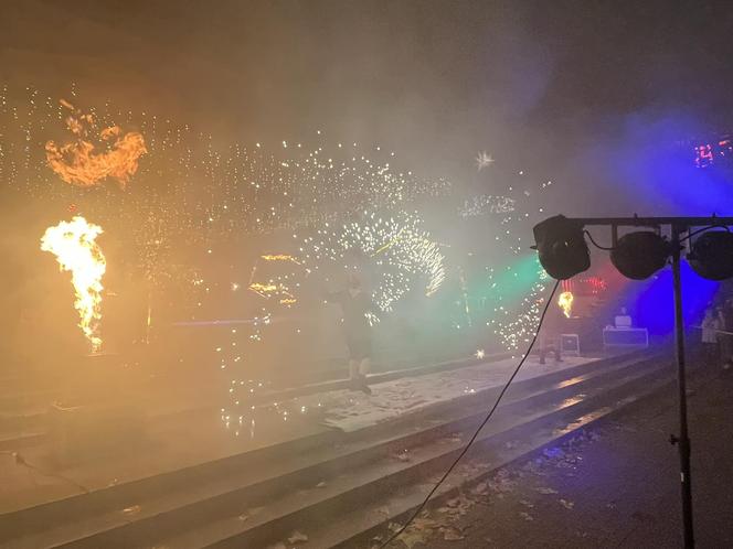 Betlejem Poznańskie 2023. Zimowe Fire Show na placu Wolności w Poznaniu