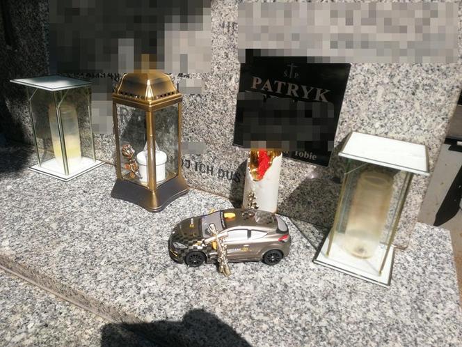 Na grobie Patryka P. stanął niezwykły przedmiot. Ma symboliczne znaczenie?