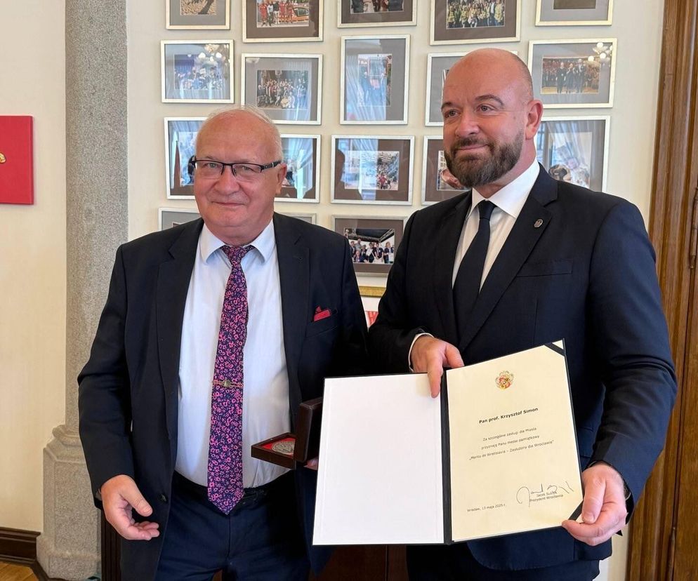 Wrocław docenił profesora Krzysztofa Simona. Otrzymał prestiżowe odznaczenie 