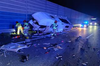 Śmiertelny wypadek na A2 pod Brzezinami. Toyota uderzyła w kampera [ZDJĘCIA].
