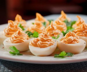 Pikantne jajka faszerowane - jak zrobić? Doskonałe na Wielkanoc i imprezy! [WIDEO]