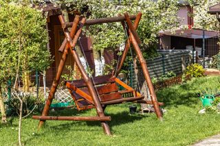 Jaką huśtawkę wybrać do ogrodu? Na te rzeczy trzeba zwrócić uwagę przy zakupie