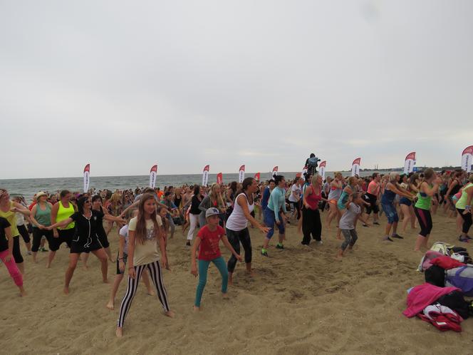 Niedzielny maraton zumby na plaży w Brzeźnie