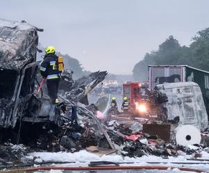 Mężczyzna spłonął w samochodzie na A4 w kierunku Opola! Droga całkowicie zablokowana [ZDJĘCIA]