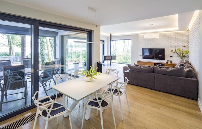 Grzejniki kanałowe - idealne rozwiązanie do jasnych przestronnych wnętrz z dużymi przeszkleniami