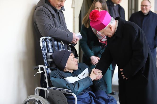 Krakowska Caritas przekazała wózek inwalidzki niepełnosprawnemu chłopcu z Ukrainy